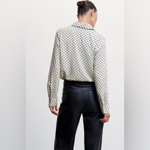 NWT. Buttoned flowy shirt. Size 16 - Picture 3 of 5